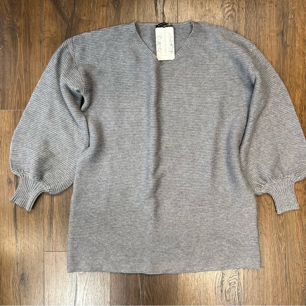🆕 staccato gray v neck sweater SZ‎ LG